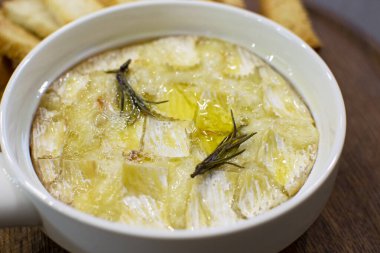 Bir tabak sıcak peynirli ve biberiyeli.. 