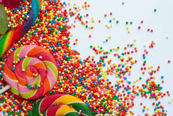 Sladké Bonbóny Lízátka Barevné Cukerné Kuličky Bílém Pozadí — Stock fotografie