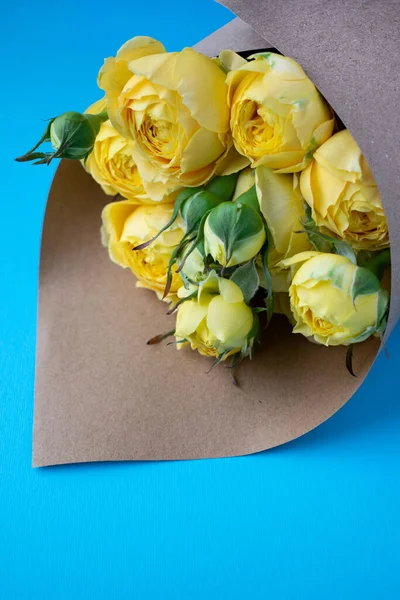 Hermosa Rosa Amarilla Forma Pión Ramo Rosas Arbustivas Sobre Fondo — Foto de Stock