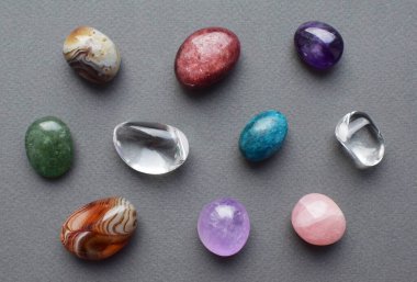 Değişik renklerde takılmış mücevherler. Amethyst, rose quartz, agate, apatit, aventurine, olivine, turkuaz, aquamarine, rock kristali.