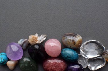 Değişik renklerde takılmış mücevherler. Amethyst, rose quartz, agate, apatit, aventurine, olivine, turkuaz, aquamarine, rock kristali.