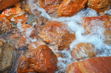 Rusya 'nın Kabardino-Balkaria Cumhuriyeti, Elbrus bölgesindeki Narzan mineralinin doğal kaynağıdır. Turuncu metal renkli suyla maden pınarı. 