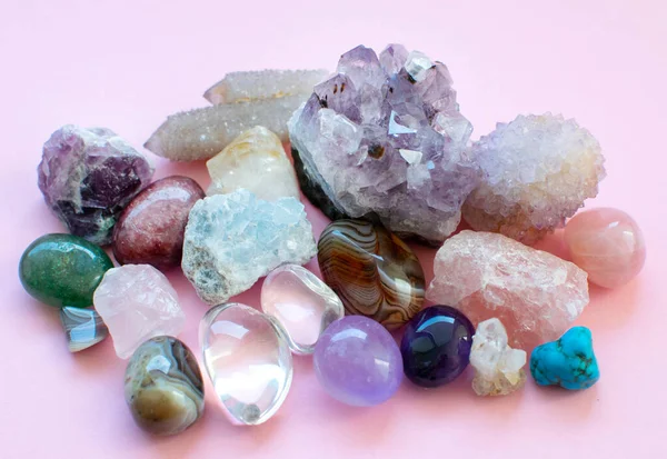 Çalkalanmış ve pürüzlü değerli taşlar ve çeşitli renklerde kristaller. Amethyst, rose quartz, agate, apatit, aventurine, olivine, turkuaz, aquamarine, rock kristali. 