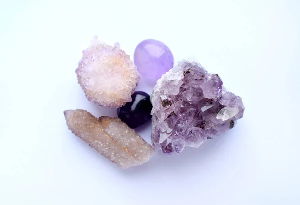 Amethyst Violette Natursteine Verschiedenen Sorten Trommelsteine Amethyst Druse Und Kaktus — Stockfoto