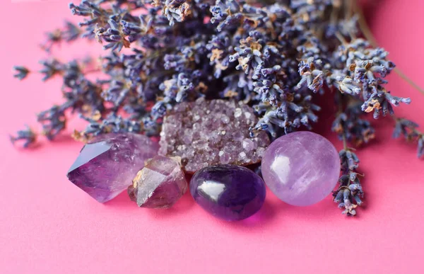 Bellissimi Cristalli Ametista Pietra Rotonda Quarzo Rosa Con Bouquet Lavanda — Foto Stock