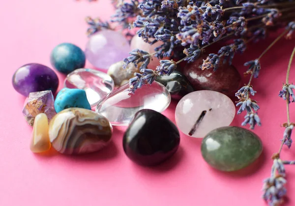 Hermosos Cristales Amatista Piedra Redonda Cuarzo Rosa Con Ramo Lavanda — Foto de Stock