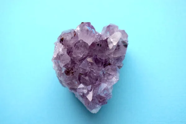 Schöne Druse Aus Natürlichem Violettem Mineral Amethyst Herzform Auf Blauem — Stockfoto