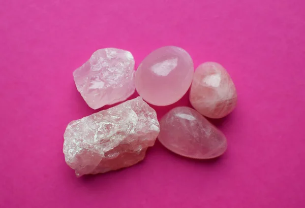 Κρύσταλλοι Τριανταφυλλιάς Λαμπερό Ροζ Φόντο Όμορφες Ημιπολύτιμες Πέτρες — Φωτογραφία Αρχείου
