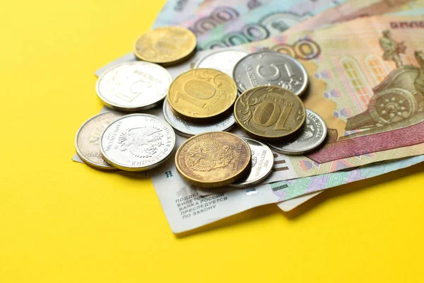 Rublos Russos Fundo Amarelo Notas Moedas Diversas — Fotografia de Stock