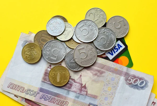 Ruské Ruble Žlutém Pozadí Bankovky Různé Mince Kreditní Karty — Stock fotografie
