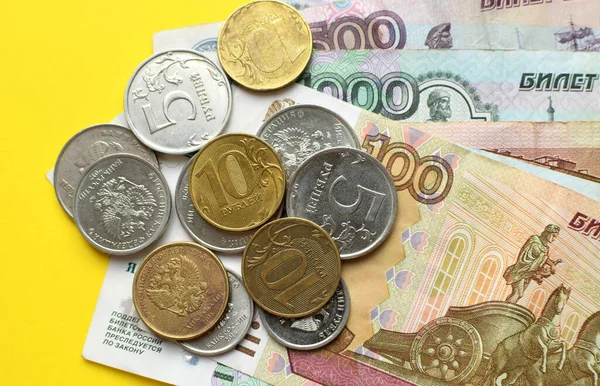 Ruské Ruble Žlutém Pozadí Bankovky Různé Mince — Stock fotografie