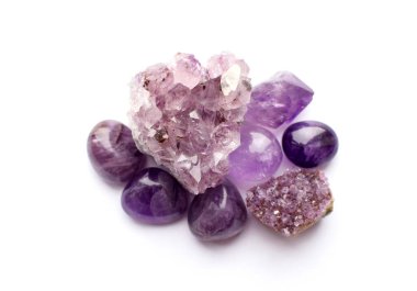 Beyaz bir zemin üzerinde güzel değerli taşlar ve doğal mor mineral ametistleri. Yarı değerli taşların büyük kristalleri..