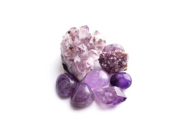 Beyaz bir zemin üzerinde güzel değerli taşlar ve doğal mor mineral ametistleri. Yarı değerli taşların büyük kristalleri..