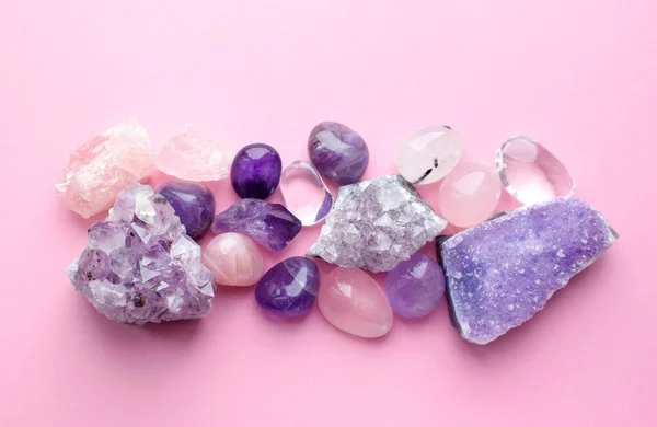 美丽的宝石和天然紫色矿物紫水晶钻头 粉红背景 紫水晶和玫瑰石英 巨大的半宝石晶体 图库图片