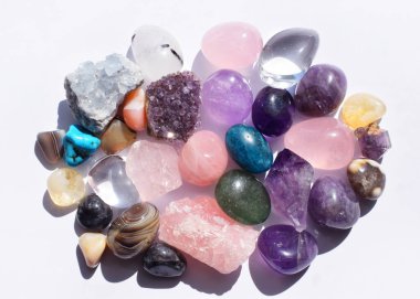 Çeşitli renklerde mücevherler. Jeot ametist, gül kuvars, agate, apatit, aventurine, olivine, turkuaz, aquamarine, beyaz zemin üzerinde kaya kristali