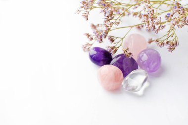 Güzel ametist kristalleri ve kuru lavanta buketli yuvarlak gül kuvars taşı. Sihirli tılsımlar. Boşluğu kopyala