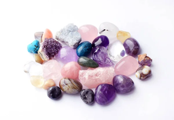 各种颜色的宝石 Geode紫水晶 玫瑰石英 磷灰石 复仇者 橄榄石 绿松石 水蓝石 白色背景下的岩石晶体 — 图库照片