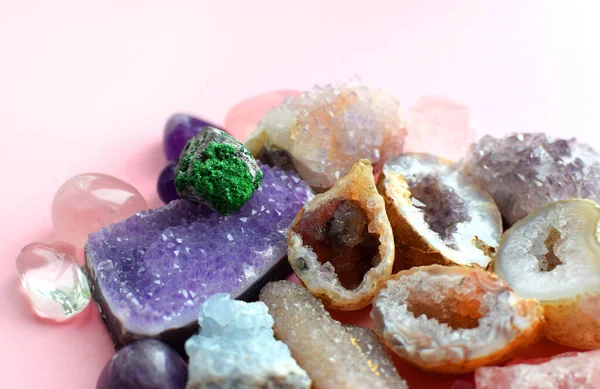 各种颜色的宝石 Geode紫水晶 玫瑰石英 磷灰石 复仇者 橄榄石 绿松石 水蓝石 岩石晶体位于粉红的背景上 — 图库照片