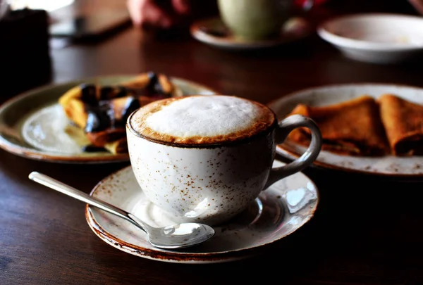 Coffee Beautiful Ceramic Cup Wooden Table Cafe Background Plates Pancakes — Stock Photo, Image