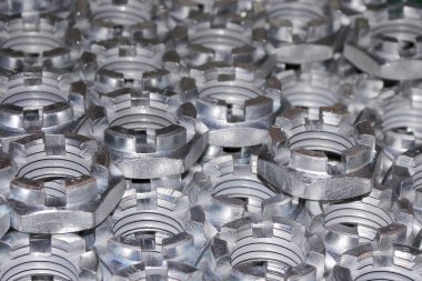 Ürün yakın planda torna tezgahına çevrilir. Fabrikada metal işçiliği. Torna tezgahında çalışma kabul edilir.