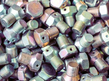 Ürün yakın planda torna tezgahına çevrilir. Fabrikada metal işçiliği. Torna tezgahında çalışma kabul edilir.