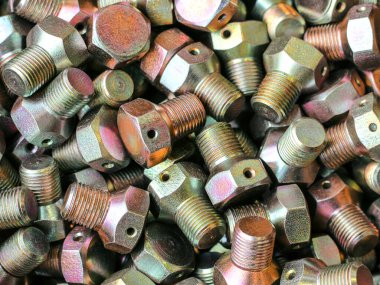 Ürün yakın planda torna tezgahına çevrilir. Fabrikada metal işçiliği. Torna tezgahında çalışma kabul edilir.