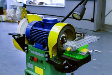 CNC torna makinesi. Matkap ve merkez matkap aleti ile sondaj makinesini döndürün. Yüksek teknoloji mekanizması. CNC değirmen makinesi