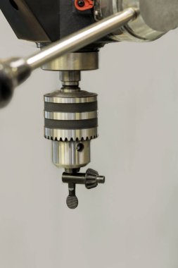 CNC torna makinesi. Matkap ve merkez matkap aleti ile sondaj makinesini döndürün. Yüksek teknoloji mekanizması. CNC değirmen makinesi