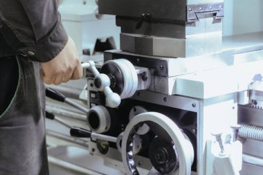 CNC torna makinesi. Matkap ve merkez matkap aleti ile sondaj makinesini döndürün. Yüksek teknoloji mekanizması. CNC değirmen makinesi.