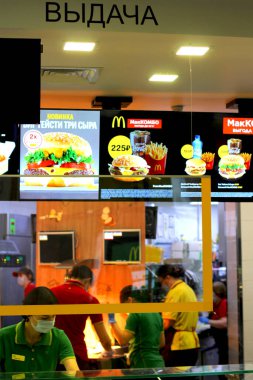 Rusya, Saint Petersburg 13 Kasım 2020: McDonald 's restoranının teslimatı.