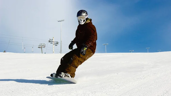 Homem Snowboard Encosta Montanha Entretenimento Ativo Inverno Dia Nevado Claro — Fotografia de Stock