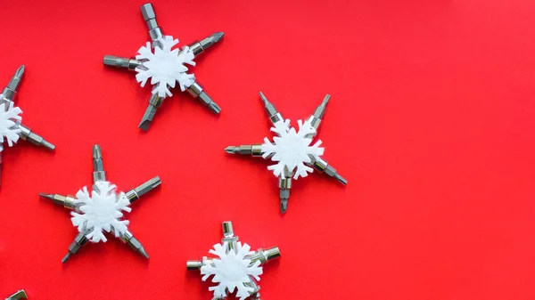 Los Copos Nieve Navideños Las Herramientas Construcción Sobre Fondo Rojo —  Fotos de Stock