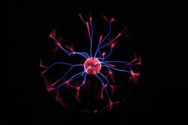 Tesla 'nın bobininde yüksek voltaj yayı. Plazma lambası. Elektrik enerjisinin soyut kavramı