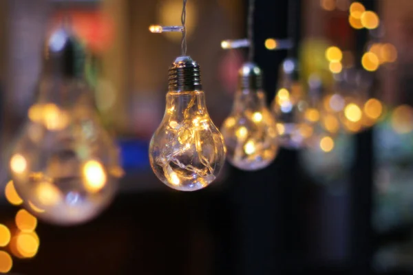 Şenlikli ışıklarla aydınlatılmış güzel bir çelenk. Yeni yıl havası için odanın dekorasyonu.