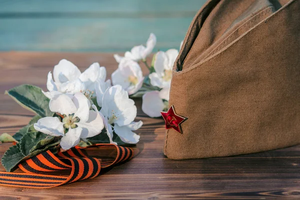 9 Mayıs bayram zafer günü. George kurdele ve askeri şapka..