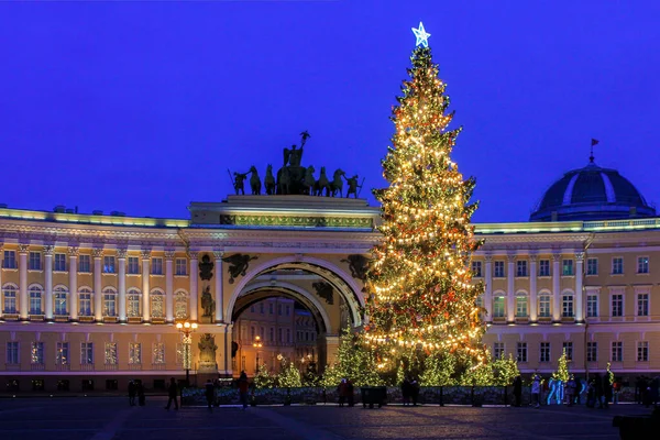 Der wichtigste Weihnachtsbaum der Stadt auf dem Schlossplatz. Weihnachtsdekoration der Stadt. Festliche Stimmung — Stockfoto