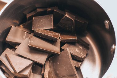 Erimiş siyah çikolata. Çikolata parçaları çikolata sosuna kadar erimiş..