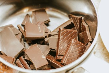 Erimiş siyah çikolata. Çikolata parçaları çikolata sosuna kadar erimiş..