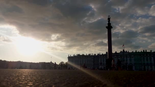 Rusko, Petrohrad 21. srpna 2020, letní západ slunce na centrálním palácovém náměstí. Oblíbená turistická destinace. Lidé relaxují a baví se. — Stock video