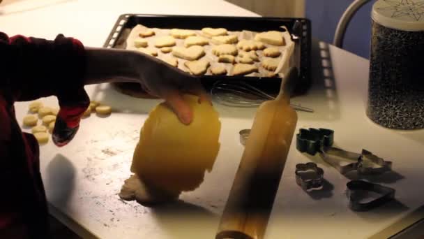 Cuisiner des biscuits maison. une femme déploie la pâte à biscuits sur la table avec un rouleau à pâtisserie — Video