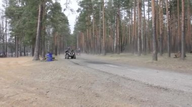 Ormanda dört tekerli bisiklet. etkin ekstrem eğlence