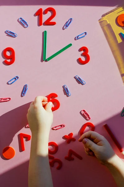 Studera Ämnet Timmar Med Barn Klockan Tillverkad Siffror Gem Och — Stockfoto
