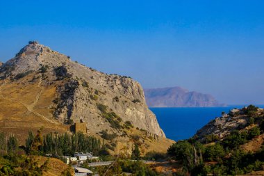 Karadeniz kıyısında. Güneşli bir günde dağlar ve deniz.