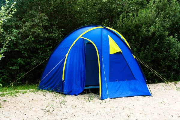 Μια μπλε τουριστική μεγάλη τέντα τεσσάρων ατόμων στέκεται στην άμμο. Camping ταξιδιωτική έννοια πεζοπορία — Φωτογραφία Αρχείου