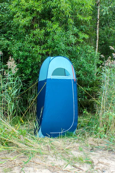 Μπλε υψηλή σκηνή χωρίς πυθμένα, τουαλέτα στρατόπεδο ή αποδυτήρια, Κάμπινγκ ντους. Camping ταξιδιωτική έννοια πεζοπορία — Φωτογραφία Αρχείου