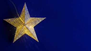 Noel ve yeni yıl tatilleri için arka plan. Tatil için dekorasyon. beyaz kağıt yıldızlar