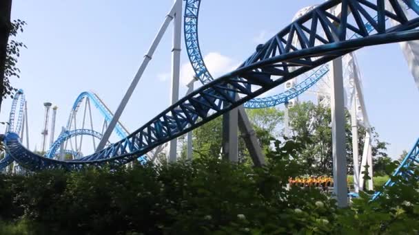 Atracción popular es la montaña rusa en Divo Island Park — Vídeo de stock