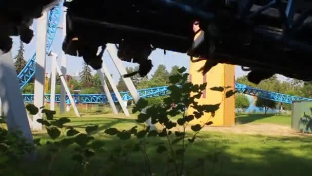 Populaire attractie is de Russische achtbaan in Divo Island Park — Stockvideo
