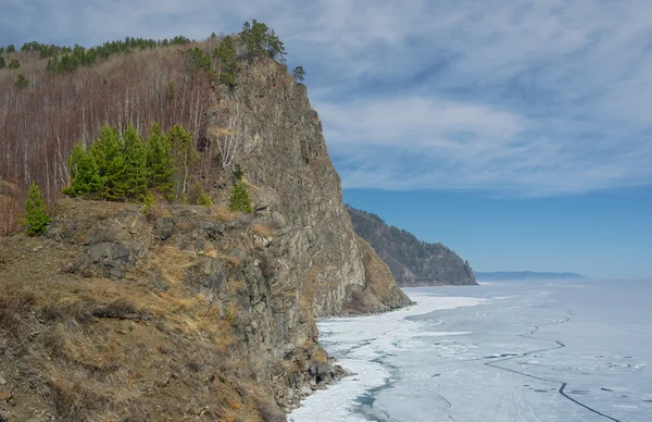 De kustlijn van het Baikalmeer — Stockfoto