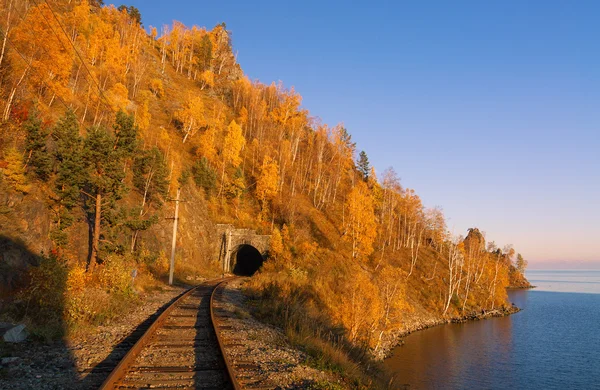 Осенняя циркум-Байкальская железная дорога — стоковое фото